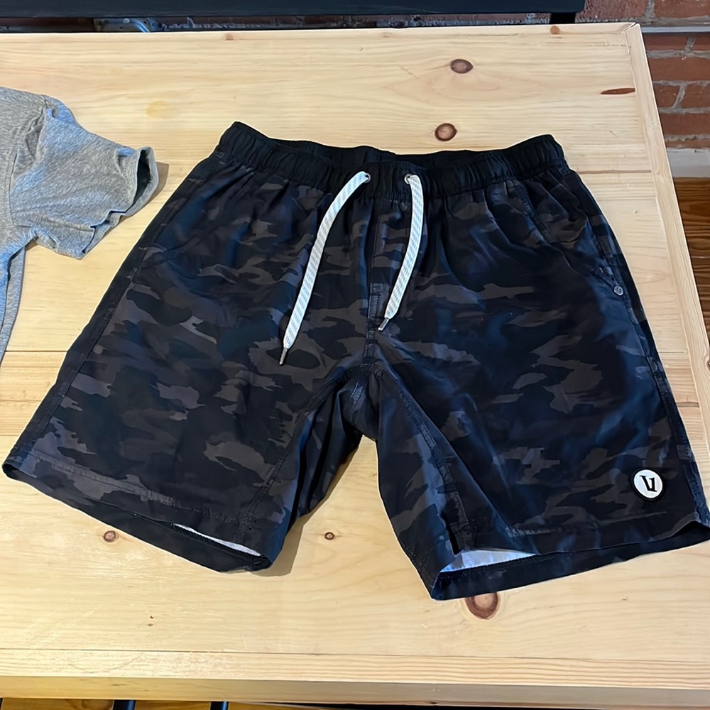 Vuori core short black watercolor camo